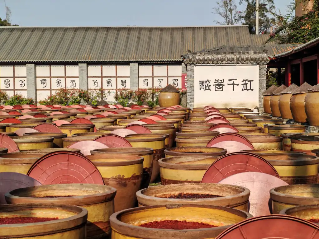 墙面石材干挂工艺对比：背栓式与插槽式施工优劣分析